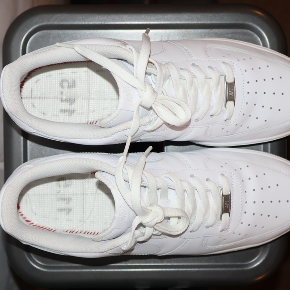 Nike Air Force 1 '07 in Triple White - Picture 6 of 10